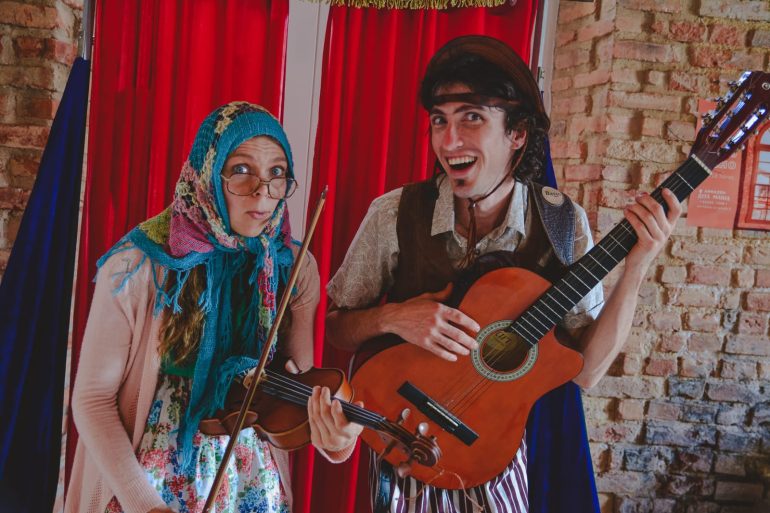 “Brincanteria” leva cultura popular e música ao Domingo com Teatro no Villa Romana