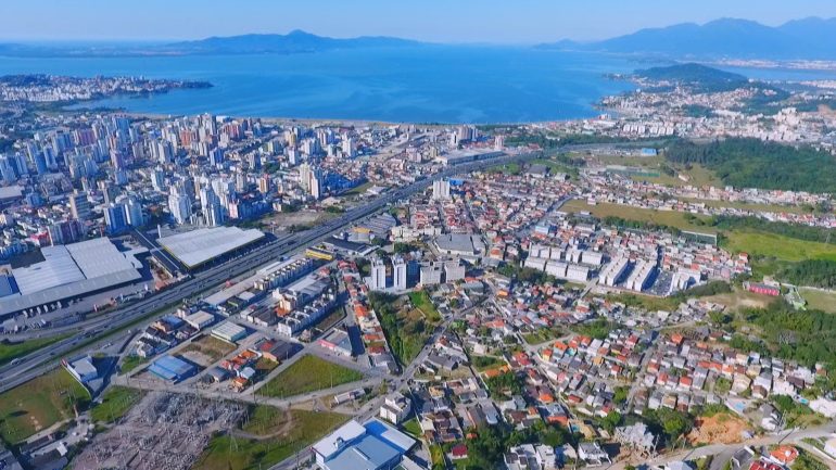 Cidade da Grande Florianópolis lidera geração de empregos formais em Santa Catarina