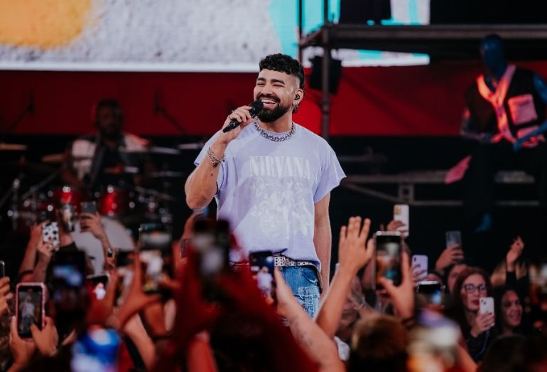 Dilsinho traz o “Pagode do Diferentão” ao P12 em edição especial à beira-mar com palco 360º