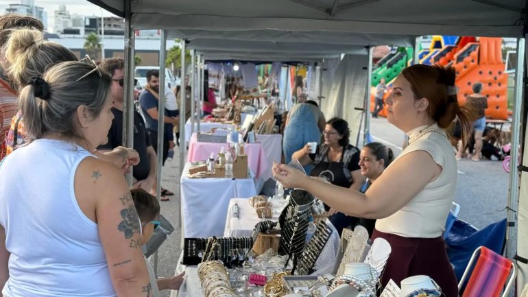 Feira do Empreendedor volta a movimentar a Beira-Mar de São José neste sábado 