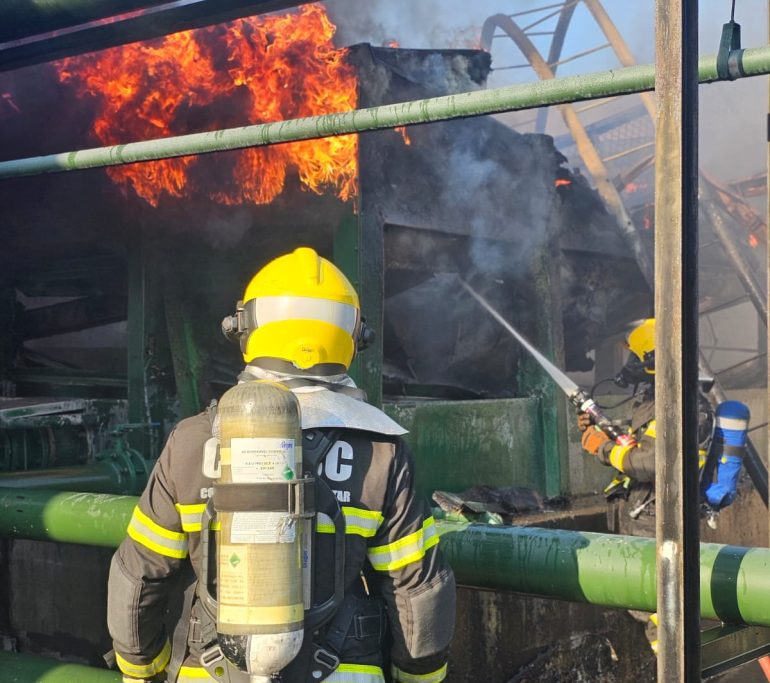 Incêndio atinge central de ar-condicionado no Continente Shopping, em São José