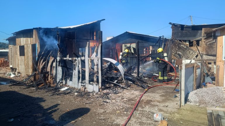 Incêndio destrói casa de madeira em Palhoça e danifica duas residências vizinhas nesta terça-feira