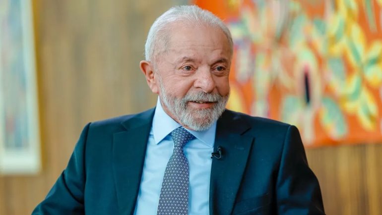 Lula critica Trump e desafia possível taxação dos EUA: “Se ele tiver trucando, vai tomar um seis”