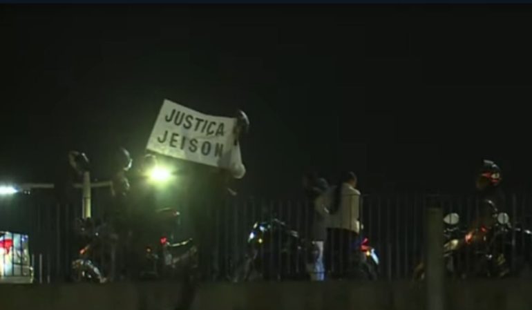 Motociclistas protestam em viaduto de Florianópolis por justiça após morte na SC-401