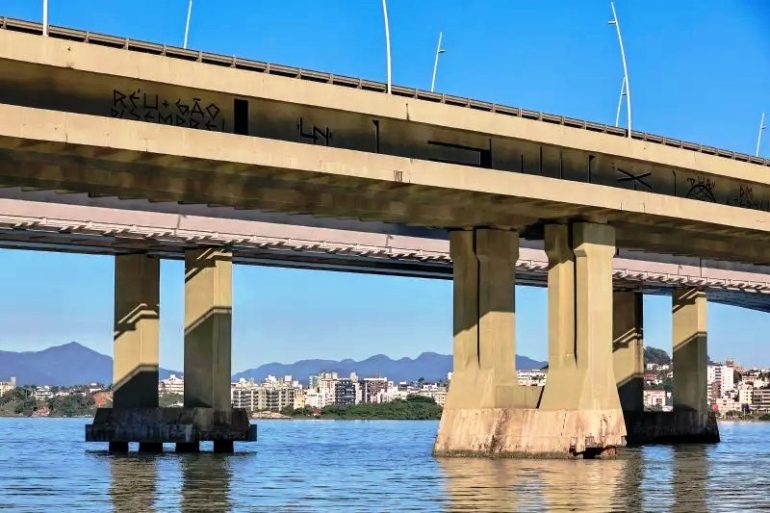 Passarelas sob a Ponte Colombo Salles seguem abandonadas: retirada fica para depois de 2026