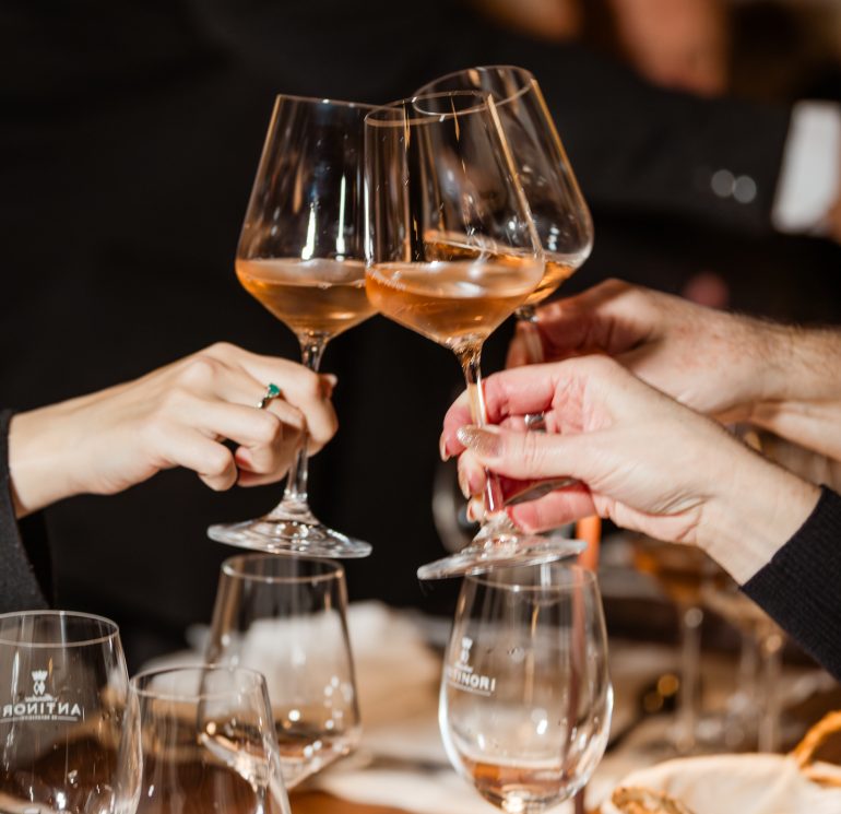 Devito Centro lança projeto “Wine of the Week” com curadoria da especialista Cris Sant’Anna