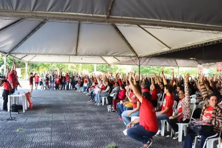 Servidores municipais de Florianópolis aprovam greve a partir de 7 de agosto