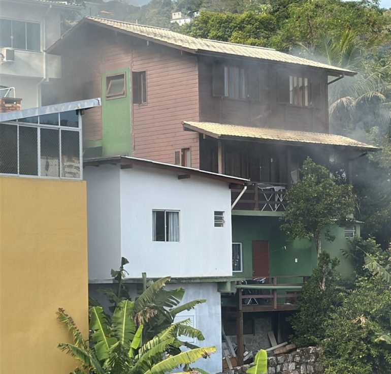 Fogo consome casa de três andares no bairro Pantanal; estrutura de madeira facilitou propagação