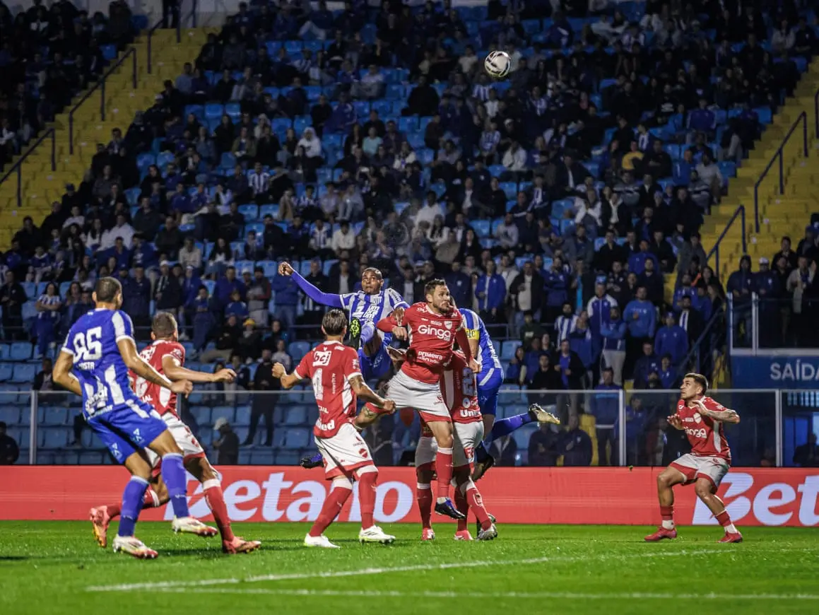 Empate com sabor de derrota e crise técnica escancarada na Ressacada