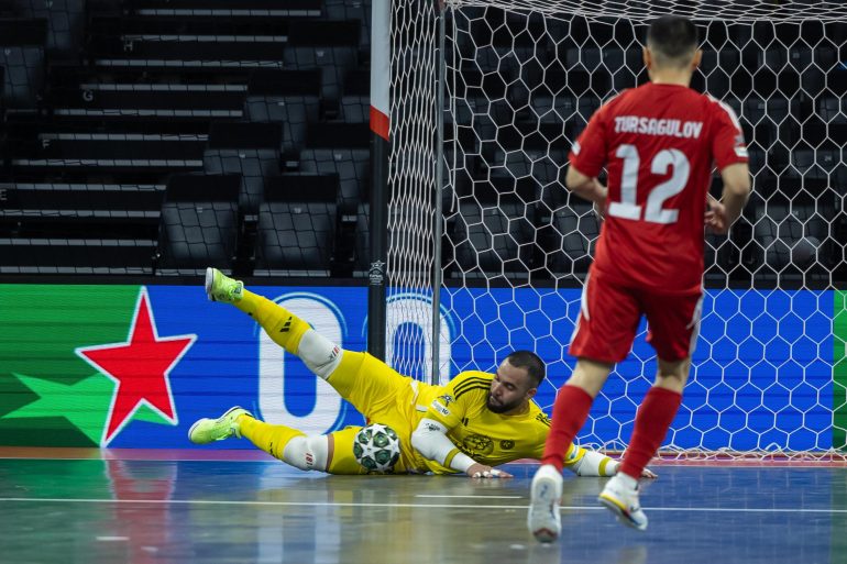 de-joinville-para-o-mundo-dennis-cavalcanti-brilha-no-futsal-europeu-e-coleciona-titulos