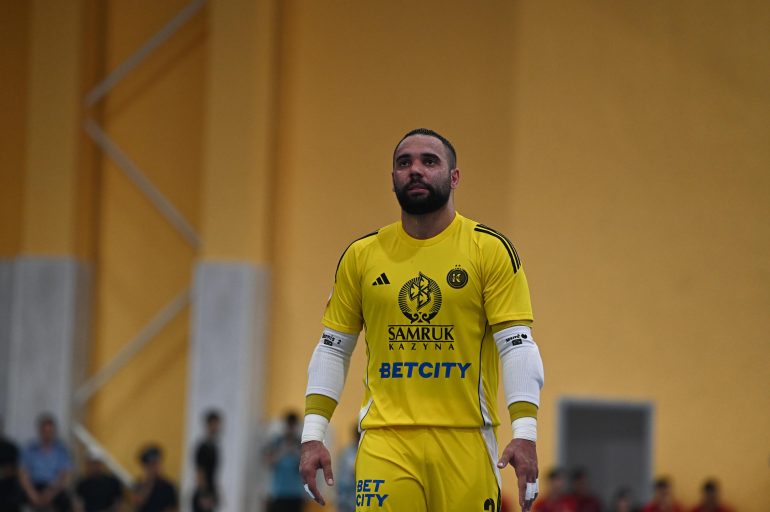 de-joinville-para-o-mundo-dennis-cavalcanti-brilha-no-futsal-europeu-e-coleciona-titulos