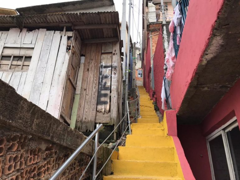 forcas-de-seguranca-desmantelam-centro-clandestino-de-internet-na-serrinha-em-florianopolis1