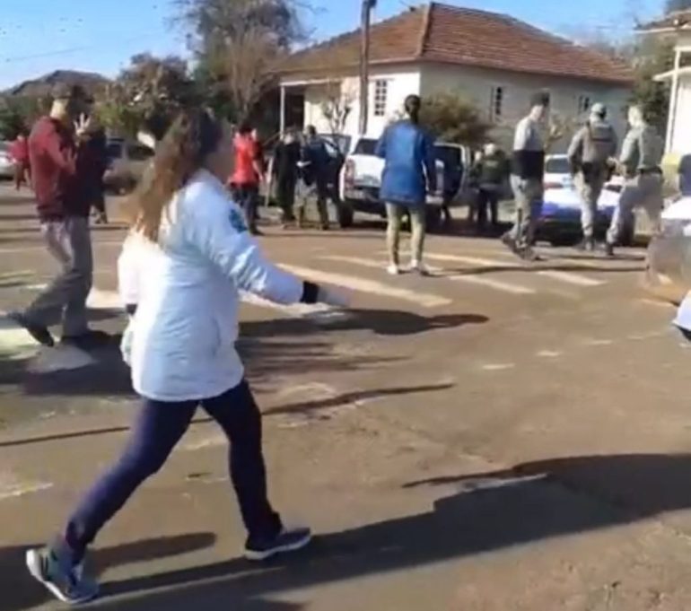 homem-invade-escola-no-interior-do-rio-grande-do-sul-ataca-alunos-com-facao-e-e-preso-pela-policia