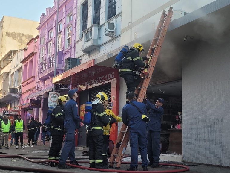incendio-atinge-predio-no-centro-de-florianopolis-e-interdita-a-rua-alvaro-de-carvalho