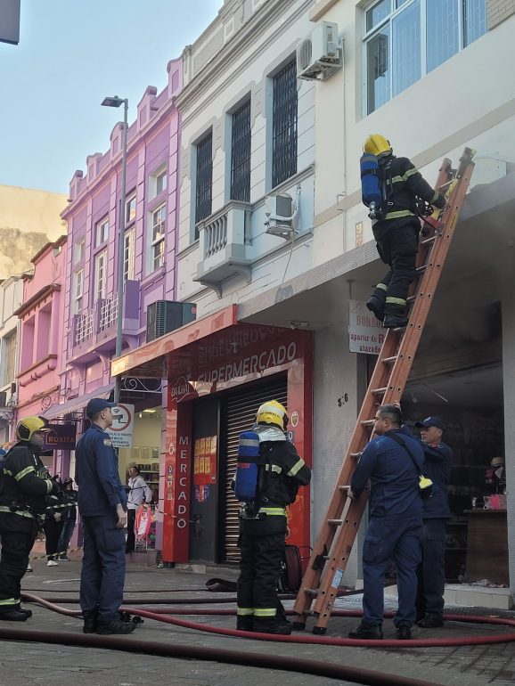 incendio-atinge-predio-no-centro-de-florianopolis-e-interdita-a-rua-alvaro-de-carvalho1