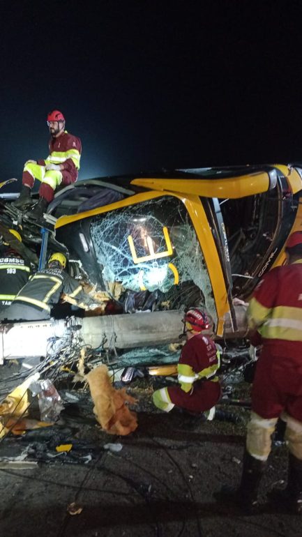 madrugada-de-tragedia-onibus-tomba-na-br-101-e-deixa-mortos-e-feridos-no-sul-de-sc1