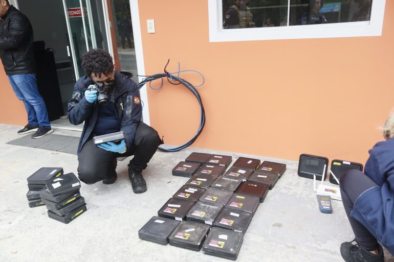 modens-da-vivo-claro-e-tim-encontrados-em-carro-revelam-rede-clandestina-na-capital