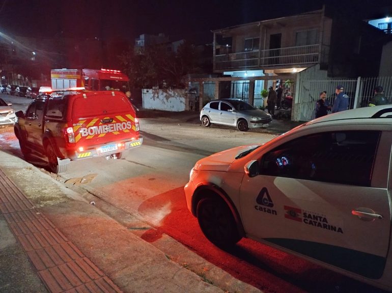 rompimento-de-adutora-causa-alagamento-e-danos-em-seis-casas-no-monte-cristo-em-florianopolis