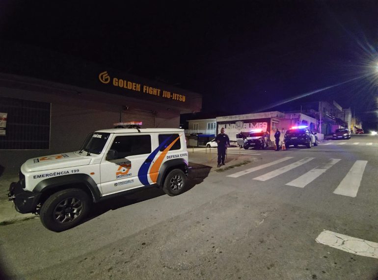 rompimento-de-adutora-causa-alagamento-e-danos-em-seis-casas-no-monte-cristo-em-florianopolis3