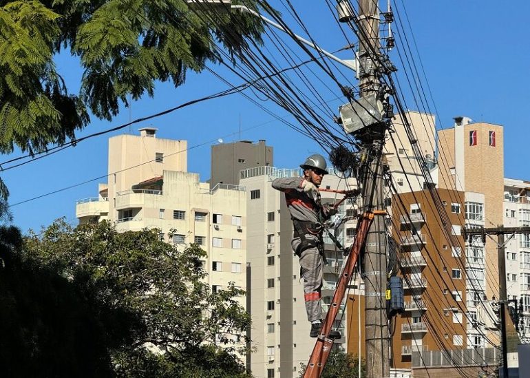 rua-bocaiuva-recebe-mutirao-para-retirada-de-cabos-irregulares-nesta-quarta-feira