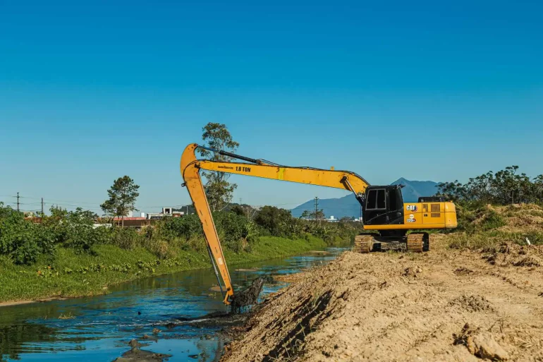 sao-jose-retira-toneladas-de-areia-do-rio-forquilhas-para-evitar-enchentes