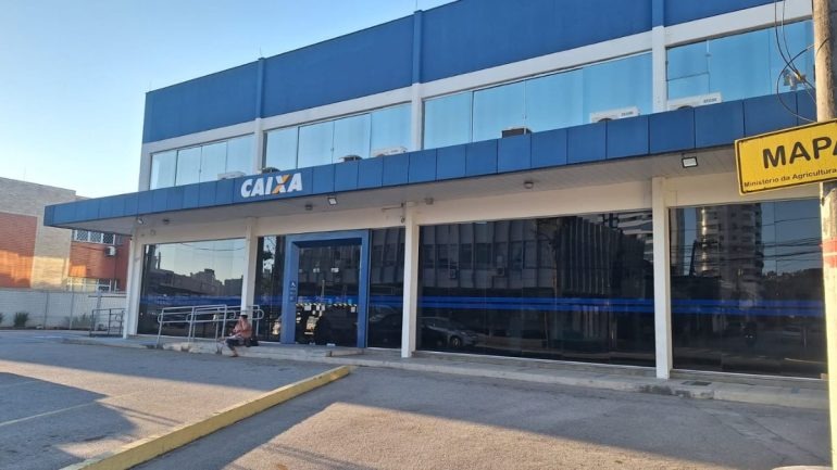 trio-invade-agencia-da-caixa-em-sao-jose-e-tenta-arrombar-caixa-com-macarico