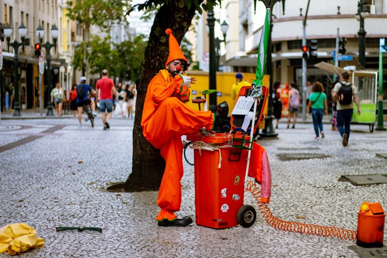 Espetáculo com palhaço Tropo Opo transforma limpeza em comédia no Domingo com Teatro do Villa Romana Shopping