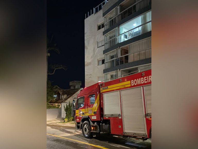 Família com bebê se abriga em sacada para escapar de incêndio em apartamento no bairro Estreito durante o fim de semana