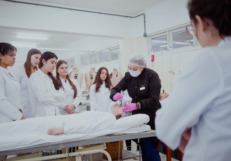 Santa Catarina pretende formar mais de 28 mil profissionais da Saúde nos próximos anos pelo programa Universidade Gratuita