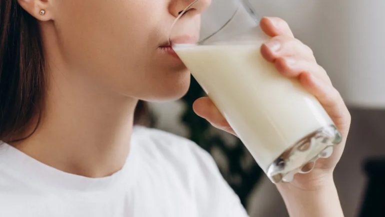Leite inflama o corpo? Nutricionista contesta mito e destaca benefícios do consumo diário