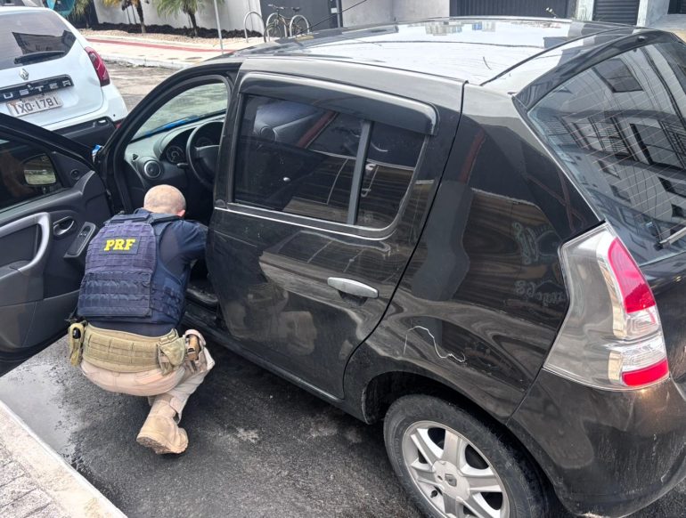 Motorista é preso em Balneário Camboriú com carro roubado no Rio Grande do Sul