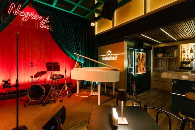 Negroni Bar Floripa recebe atrações musicais ao vivo nesta semana com programação sofisticada e intimista