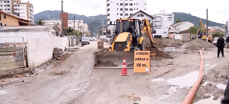 Obra de esgoto é abandonada em Biguaçu e Casan busca nova empreiteira para retomar serviços