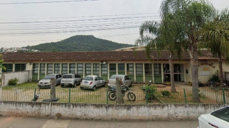 Oito estudantes passam mal após comer bolo levado por colega em escola de Biguaçu