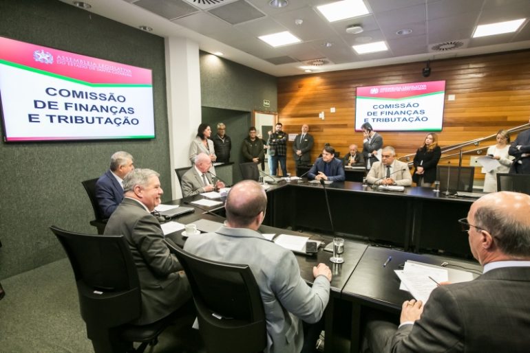 alesc-avanca-em-projeto-que-promove-uso-responsavel-de-celulares-nas-escolas