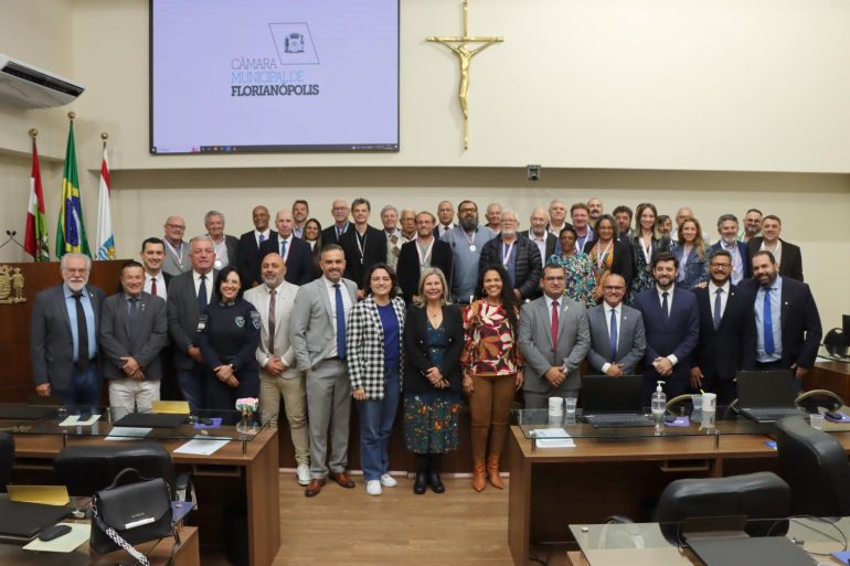 camara-de-florianopolis-concede-medalha-manezinho-da-ilha-aldirio-simoes-a-36-personalidades