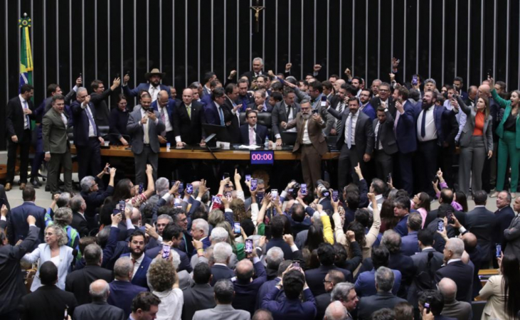 camara-vota-projeto-que-preve-suspensao-automatica-de-deputados-que-obstruirem-sessoes-fisicamente