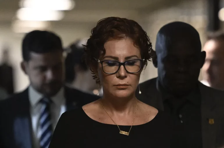 deputada-carla-zambelli-passa-mal-durante-audiencia-na-italia-e-sessao-e-adiada