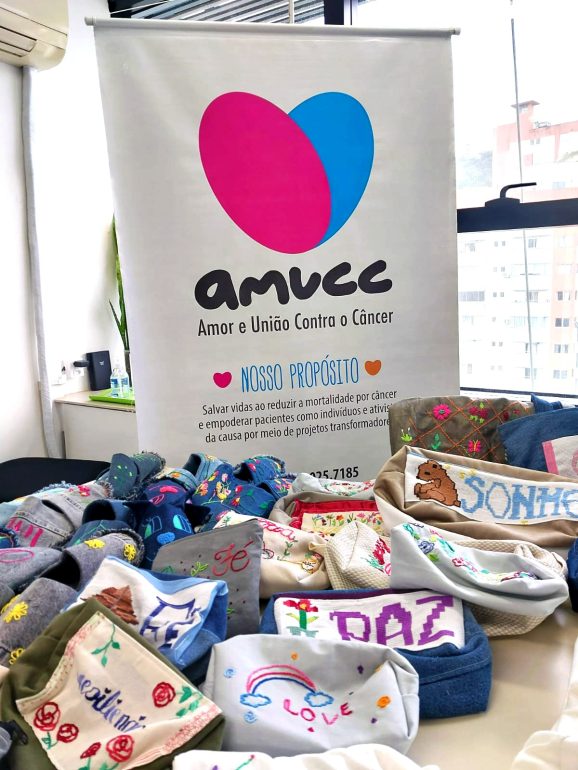 presidio-feminino-de-florianopolis-entrega-pecas-bordadas-a-mao-a-mulheres-com-cancer