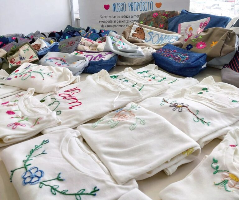 presidio-feminino-de-florianopolis-entrega-pecas-bordadas-a-mao-a-mulheres-com-cancer2
