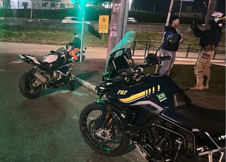 prf-flagra-motocicletas-com-dispositivos-para-esconder-placas-na-br-101-em-sao-jose-e-palhoca