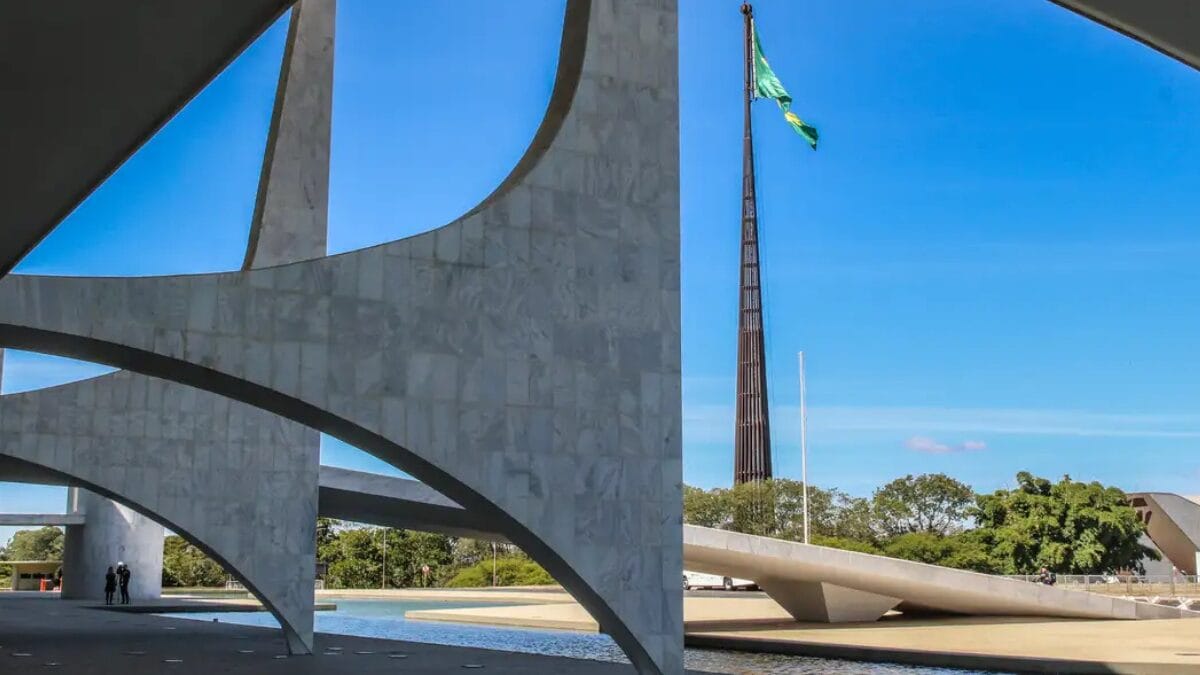 Catarinense tenta invadir Palácio do Planalto e é preso após levar tiros de borracha