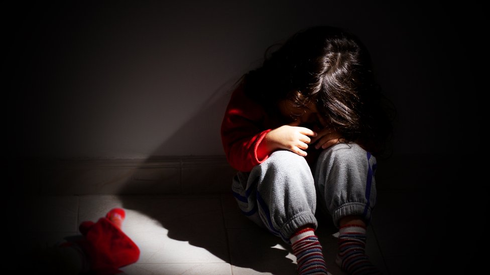 Ex-professor de educação física é preso por abusar de menina de 10 anos em condomínio de São José