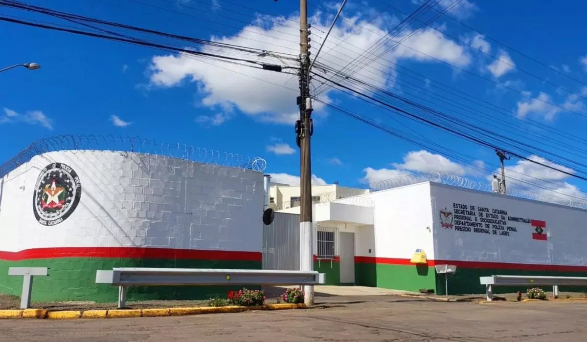Justiça determina volta do contato físico em visitas nos presídios de Santa Catarina