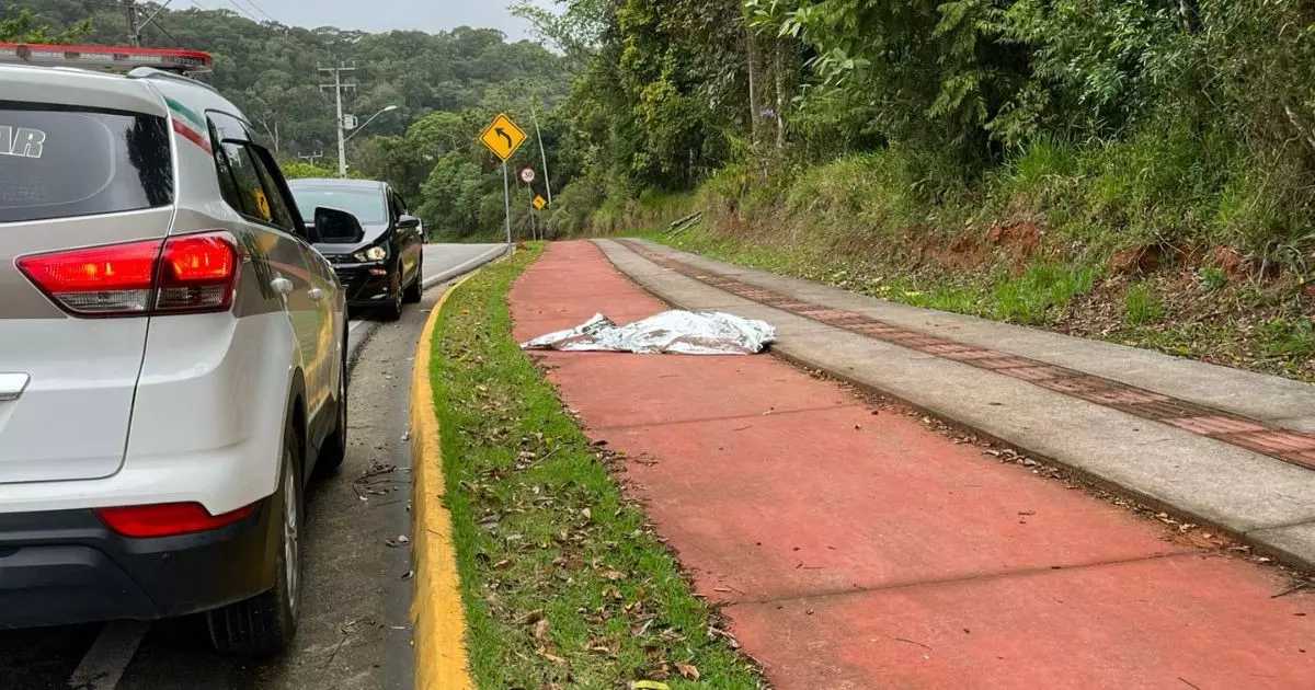 corpo-de-mulher-com-hematomas-e-calcas-abaixadas-e-achado-em-avenida-de-camboriu